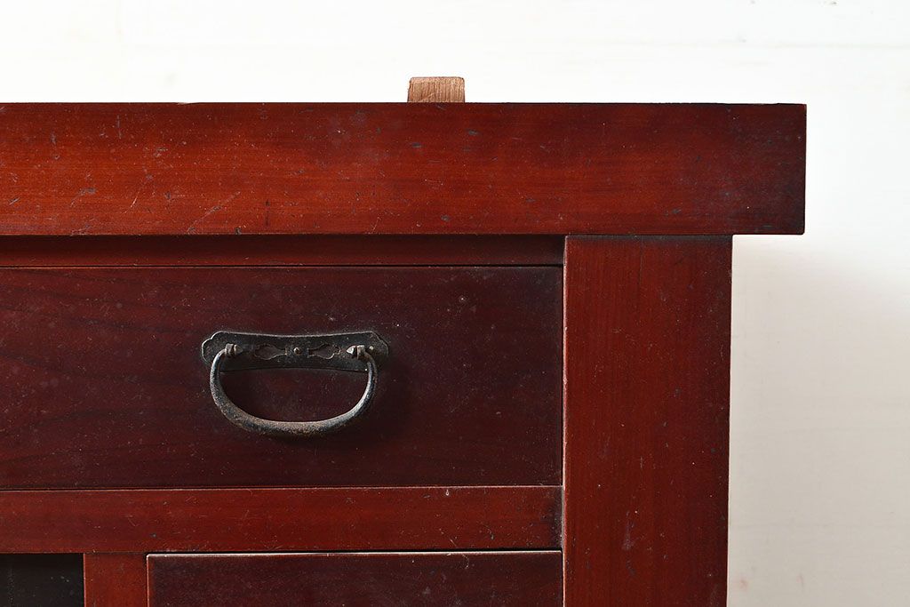 和製アンティーク　ヒノキ材・ケヤキ材　収納力抜群!漆の赤みがかった色味が魅力の重ね収納箪笥(夜具箪笥、布団箪笥、水屋箪笥)(R-048650)