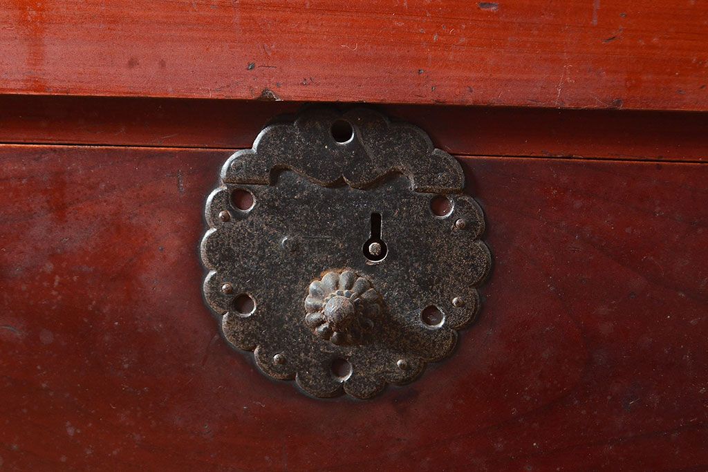 和製アンティーク　ヒノキ材・ケヤキ材　収納力抜群!漆の赤みがかった色味が魅力の重ね収納箪笥(夜具箪笥、布団箪笥、水屋箪笥)(R-048650)