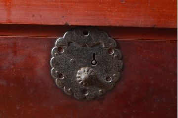 和製アンティーク　ヒノキ材・ケヤキ材　収納力抜群!漆の赤みがかった色味が魅力の重ね収納箪笥(夜具箪笥、布団箪笥、水屋箪笥)(R-048650)