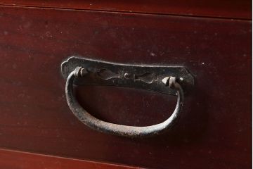 和製アンティーク　ヒノキ材・ケヤキ材　収納力抜群!漆の赤みがかった色味が魅力の重ね収納箪笥(夜具箪笥、布団箪笥、水屋箪笥)(R-048650)