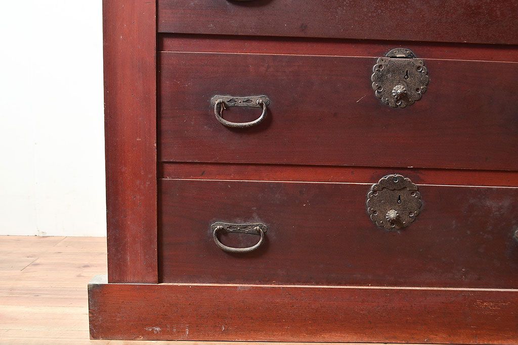 和製アンティーク　ヒノキ材・ケヤキ材　収納力抜群!漆の赤みがかった色味が魅力の重ね収納箪笥(夜具箪笥、布団箪笥、水屋箪笥)(R-048650)