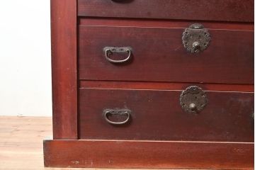 和製アンティーク　ヒノキ材・ケヤキ材　収納力抜群!漆の赤みがかった色味が魅力の重ね収納箪笥(夜具箪笥、布団箪笥、水屋箪笥)(R-048650)