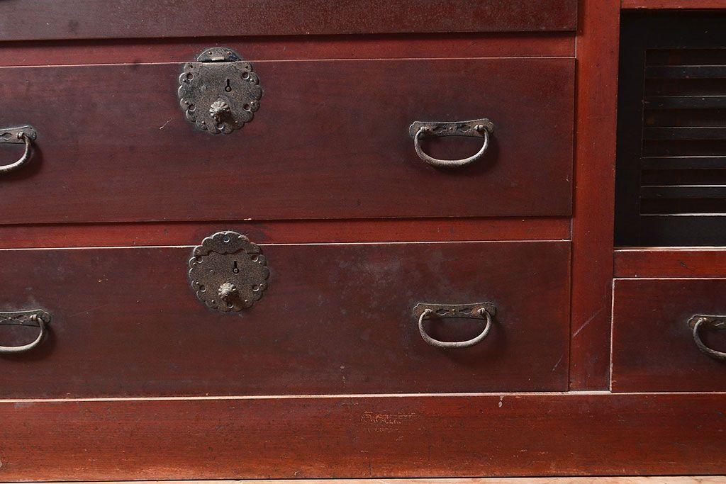 和製アンティーク　ヒノキ材・ケヤキ材　収納力抜群!漆の赤みがかった色味が魅力の重ね収納箪笥(夜具箪笥、布団箪笥、水屋箪笥)(R-048650)