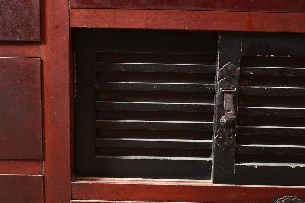 和製アンティーク　ヒノキ材・ケヤキ材　収納力抜群!漆の赤みがかった色味が魅力の重ね収納箪笥(夜具箪笥、布団箪笥、水屋箪笥)(R-048650)