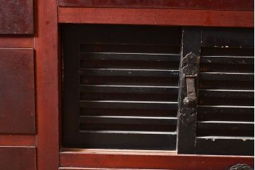 和製アンティーク　ヒノキ材・ケヤキ材　収納力抜群!漆の赤みがかった色味が魅力の重ね収納箪笥(夜具箪笥、布団箪笥、水屋箪笥)(R-048650)