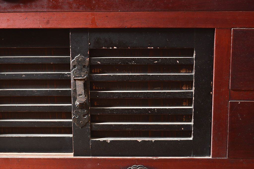 和製アンティーク　ヒノキ材・ケヤキ材　収納力抜群!漆の赤みがかった色味が魅力の重ね収納箪笥(夜具箪笥、布団箪笥、水屋箪笥)(R-048650)