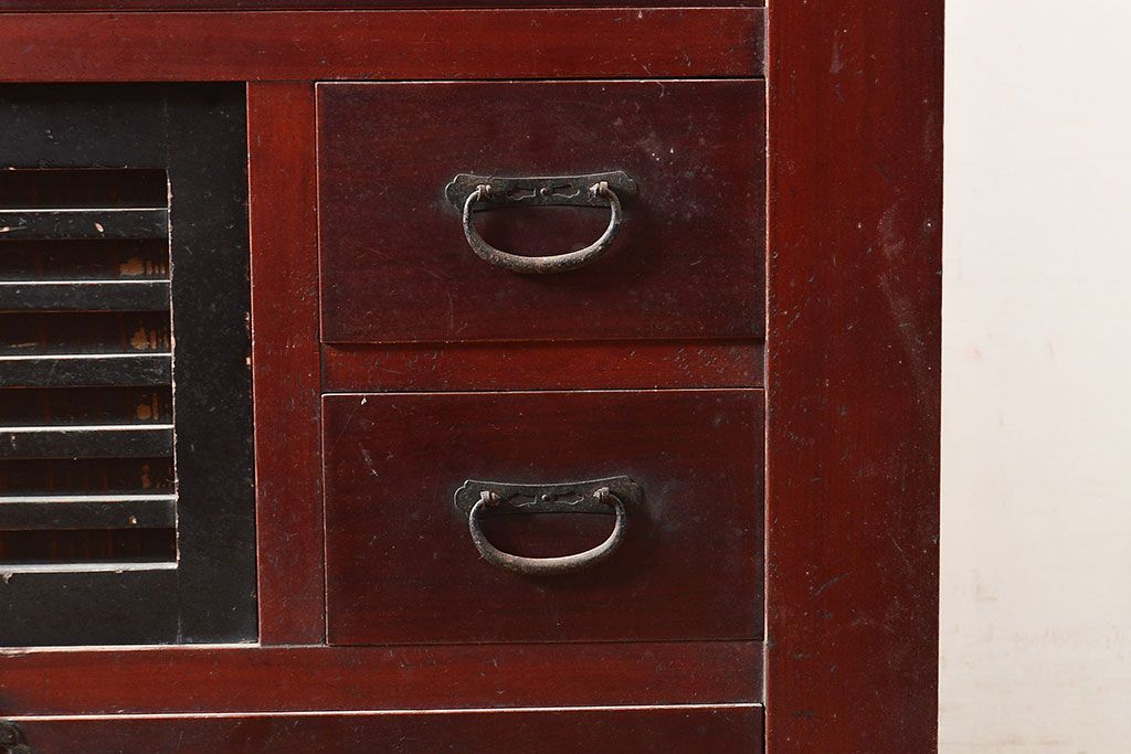 和製アンティーク　ヒノキ材・ケヤキ材　収納力抜群!漆の赤みがかった色味が魅力の重ね収納箪笥(夜具箪笥、布団箪笥、水屋箪笥)(R-048650)