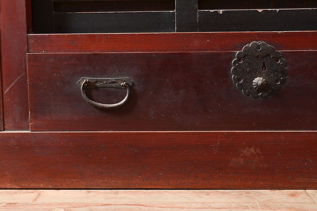 和製アンティーク　ヒノキ材・ケヤキ材　収納力抜群!漆の赤みがかった色味が魅力の重ね収納箪笥(夜具箪笥、布団箪笥、水屋箪笥)(R-048650)