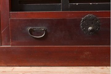 和製アンティーク　ヒノキ材・ケヤキ材　収納力抜群!漆の赤みがかった色味が魅力の重ね収納箪笥(夜具箪笥、布団箪笥、水屋箪笥)(R-048650)