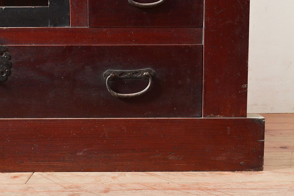 和製アンティーク　ヒノキ材・ケヤキ材　収納力抜群!漆の赤みがかった色味が魅力の重ね収納箪笥(夜具箪笥、布団箪笥、水屋箪笥)(R-048650)