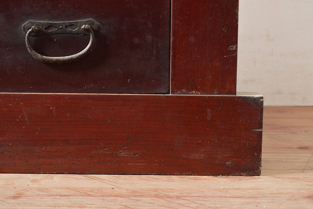 和製アンティーク　ヒノキ材・ケヤキ材　収納力抜群!漆の赤みがかった色味が魅力の重ね収納箪笥(夜具箪笥、布団箪笥、水屋箪笥)(R-048650)