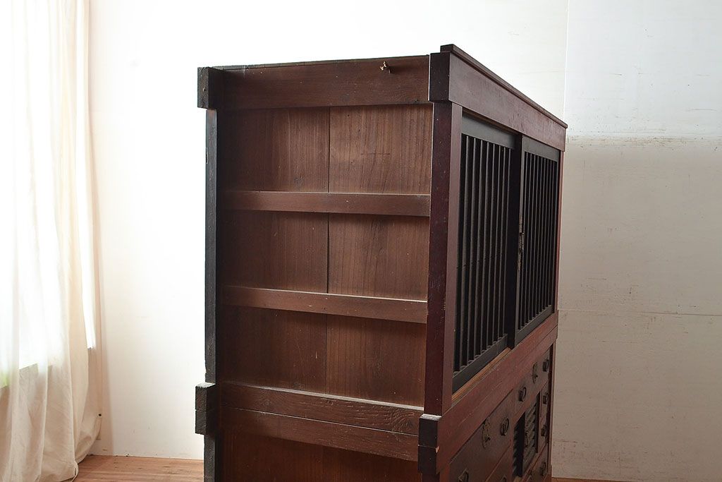 和製アンティーク　ヒノキ材・ケヤキ材　収納力抜群!漆の赤みがかった色味が魅力の重ね収納箪笥(夜具箪笥、布団箪笥、水屋箪笥)(R-048650)