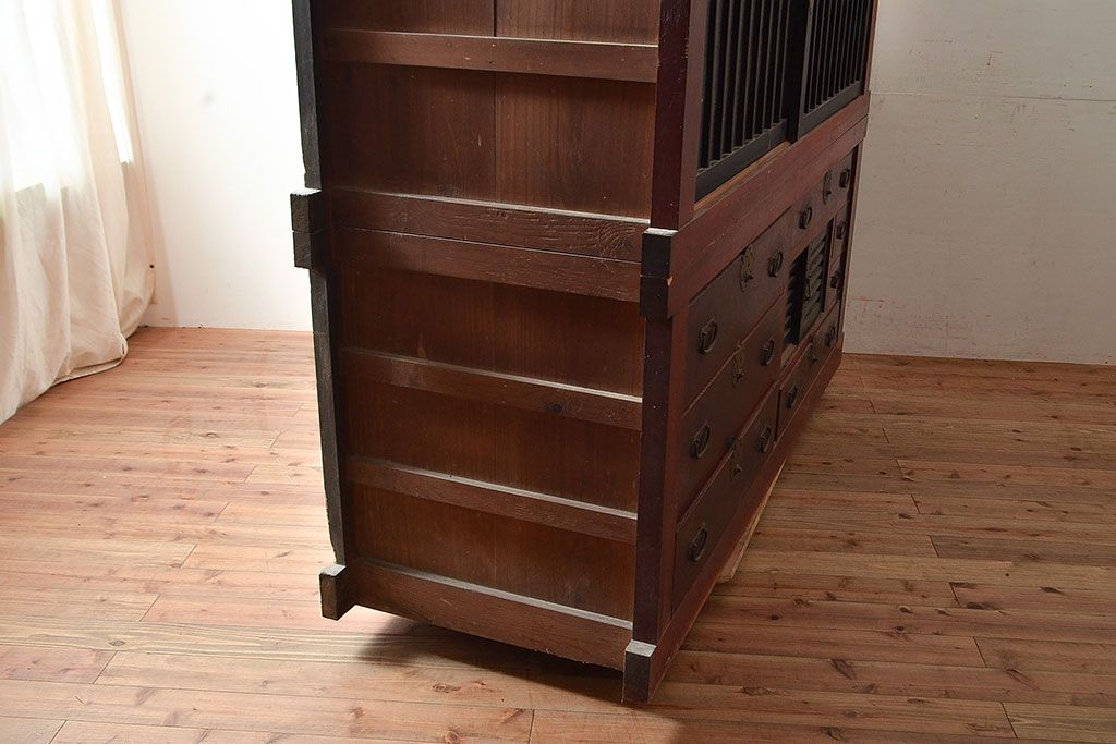 和製アンティーク　ヒノキ材・ケヤキ材　収納力抜群!漆の赤みがかった色味が魅力の重ね収納箪笥(夜具箪笥、布団箪笥、水屋箪笥)(R-048650)