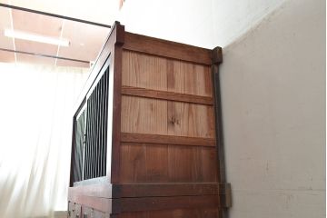 和製アンティーク　ヒノキ材・ケヤキ材　収納力抜群!漆の赤みがかった色味が魅力の重ね収納箪笥(夜具箪笥、布団箪笥、水屋箪笥)(R-048650)