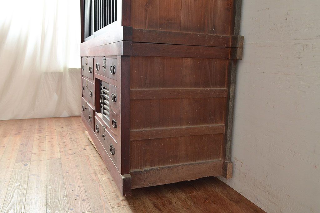 和製アンティーク　ヒノキ材・ケヤキ材　収納力抜群!漆の赤みがかった色味が魅力の重ね収納箪笥(夜具箪笥、布団箪笥、水屋箪笥)(R-048650)