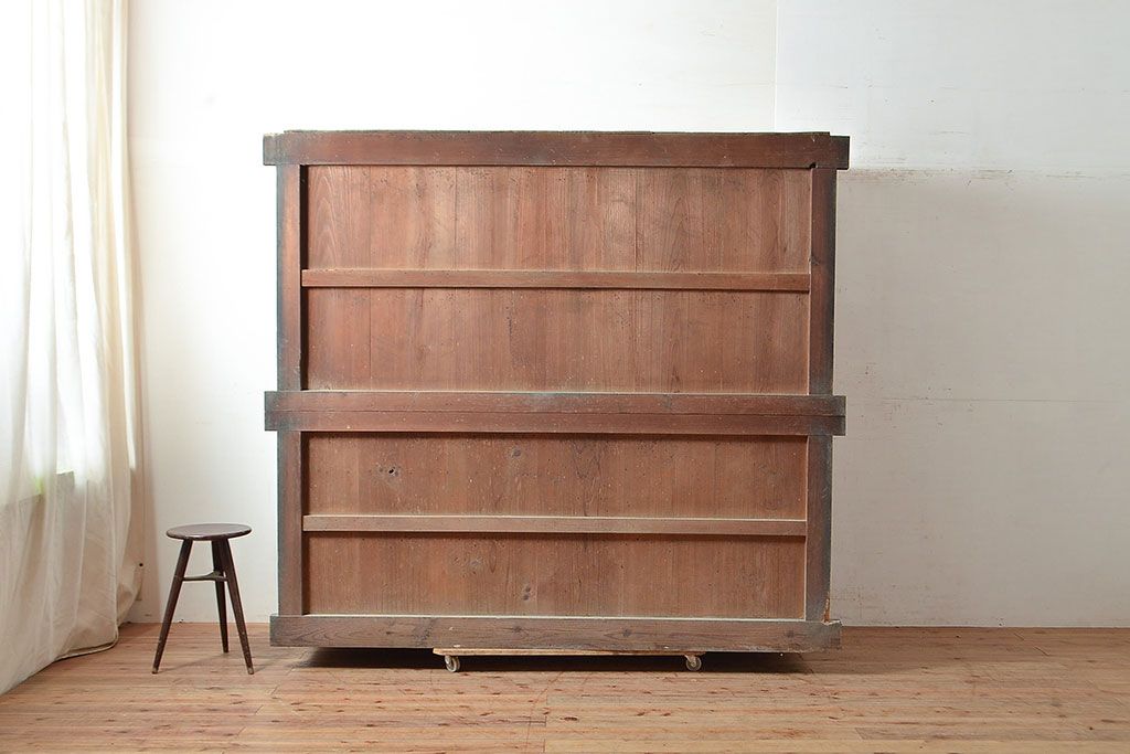 和製アンティーク　ヒノキ材・ケヤキ材　収納力抜群!漆の赤みがかった色味が魅力の重ね収納箪笥(夜具箪笥、布団箪笥、水屋箪笥)(R-048650)