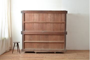 和製アンティーク　ヒノキ材・ケヤキ材　収納力抜群!漆の赤みがかった色味が魅力の重ね収納箪笥(夜具箪笥、布団箪笥、水屋箪笥)(R-048650)