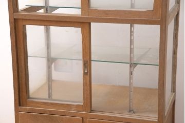 昭和レトロ　人気の縦型タイプ!シンプルデザインのナラ材製ガラスケース(ショーケース、陳列棚、店舗什器)(R-048653)