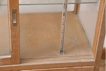 昭和レトロ　人気の縦型タイプ!シンプルデザインのナラ材製ガラスケース(ショーケース、陳列棚、店舗什器)(R-048653)