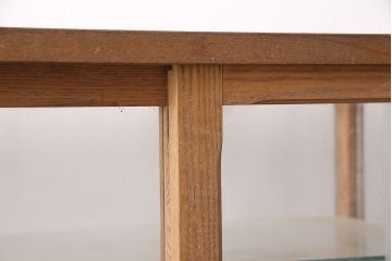 昭和レトロ　人気の縦型タイプ!シンプルデザインのナラ材製ガラスケース(ショーケース、陳列棚、店舗什器)(R-048653)