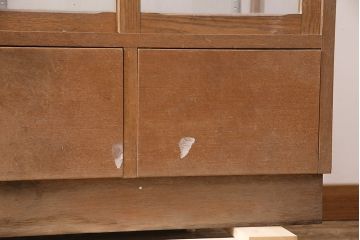 昭和レトロ　人気の縦型タイプ!シンプルデザインのナラ材製ガラスケース(ショーケース、陳列棚、店舗什器)(R-048653)