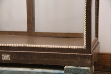 昭和レトロ　さりげない彫りの模様がお洒落な栗材製のガラスケース(ショーケース、陳列棚、店舗什器)(R-048655)