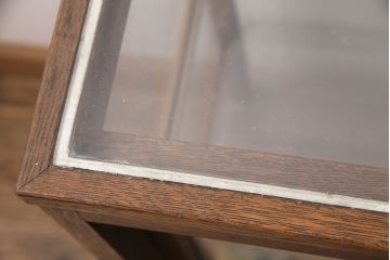 昭和レトロ　さりげない彫りの模様がお洒落な栗材製のガラスケース(ショーケース、陳列棚、店舗什器)(R-048655)