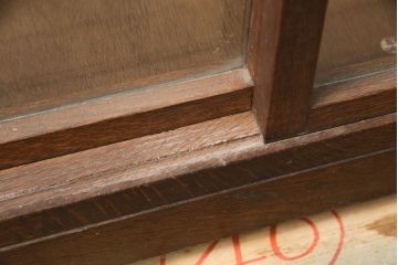昭和レトロ　さりげない彫りの模様がお洒落な栗材製のガラスケース(ショーケース、陳列棚、店舗什器)(R-048655)