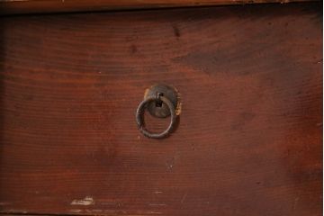和製アンティーク　杉材　並べて使うこともできる、味わい深い佇まいの重ね箪笥(和タンス、衣装箪笥、時代箪笥、収納たんす、引き出し)(R-048657)