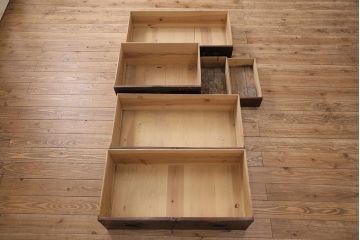 和製アンティーク　杉材　並べて使うこともできる、味わい深い佇まいの重ね箪笥(和タンス、衣装箪笥、時代箪笥、収納たんす、引き出し)(R-048657)
