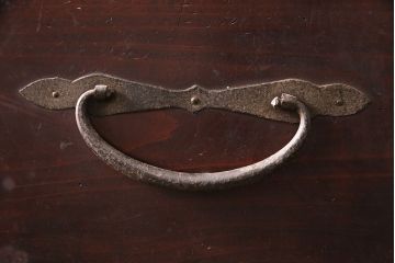 和製アンティーク　杉材　並べて使うこともできる、味わい深い佇まいの重ね箪笥(和タンス、衣装箪笥、時代箪笥、収納たんす、引き出し)(R-048657)