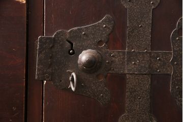 和製アンティーク　杉材　並べて使うこともできる、味わい深い佇まいの重ね箪笥(和タンス、衣装箪笥、時代箪笥、収納たんす、引き出し)(R-048657)