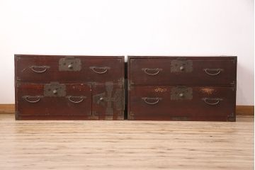 和製アンティーク　杉材　並べて使うこともできる、味わい深い佇まいの重ね箪笥(和タンス、衣装箪笥、時代箪笥、収納たんす、引き出し)(R-048657)