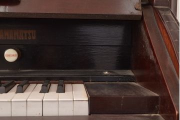 アンティーク雑貨　ジャンク品　大正〜昭和初期　YAMAHA(ヤマハ、山葉)　浜松　クラシカルな雰囲気漂うオルガン(YAMAHA ORGAN)(R-048666)