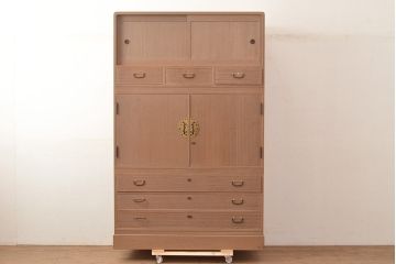 中古　柾目造り　衣装盆の透かし彫りが魅力!高級感と上品さを併せ持つ国産の桐箪笥(衣装箪笥、着物箪笥、引き出し、和タンス、桐たんす)(定価約110万円)(R-048667)