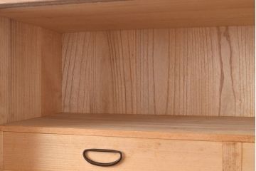 中古　柾目造り　衣装盆の透かし彫りが魅力!高級感と上品さを併せ持つ国産の桐箪笥(衣装箪笥、着物箪笥、引き出し、和タンス、桐たんす)(定価約110万円)(R-048667)