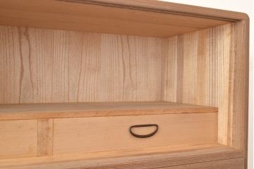 中古　柾目造り　衣装盆の透かし彫りが魅力!高級感と上品さを併せ持つ国産の桐箪笥(衣装箪笥、着物箪笥、引き出し、和タンス、桐たんす)(定価約110万円)(R-048667)