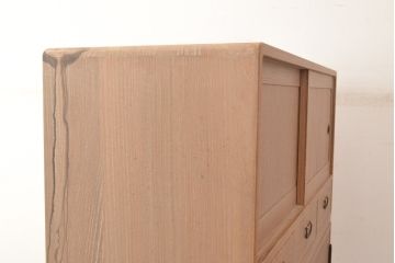 中古　柾目造り　衣装盆の透かし彫りが魅力!高級感と上品さを併せ持つ国産の桐箪笥(衣装箪笥、着物箪笥、引き出し、和タンス、桐たんす)(定価約110万円)(R-048667)