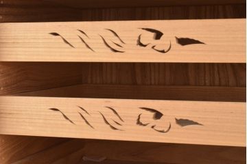 中古　柾目造り　衣装盆の透かし彫りが魅力!高級感と上品さを併せ持つ国産の桐箪笥(衣装箪笥、着物箪笥、引き出し、和タンス、桐たんす)(定価約110万円)(R-048667)