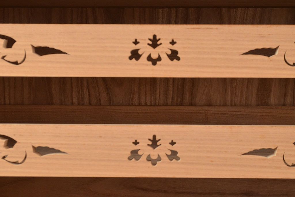 中古　柾目造り　衣装盆の透かし彫りが魅力!高級感と上品さを併せ持つ国産の桐箪笥(衣装箪笥、着物箪笥、引き出し、和タンス、桐たんす)(定価約110万円)(R-048667)