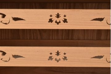 中古　柾目造り　衣装盆の透かし彫りが魅力!高級感と上品さを併せ持つ国産の桐箪笥(衣装箪笥、着物箪笥、引き出し、和タンス、桐たんす)(定価約110万円)(R-048667)