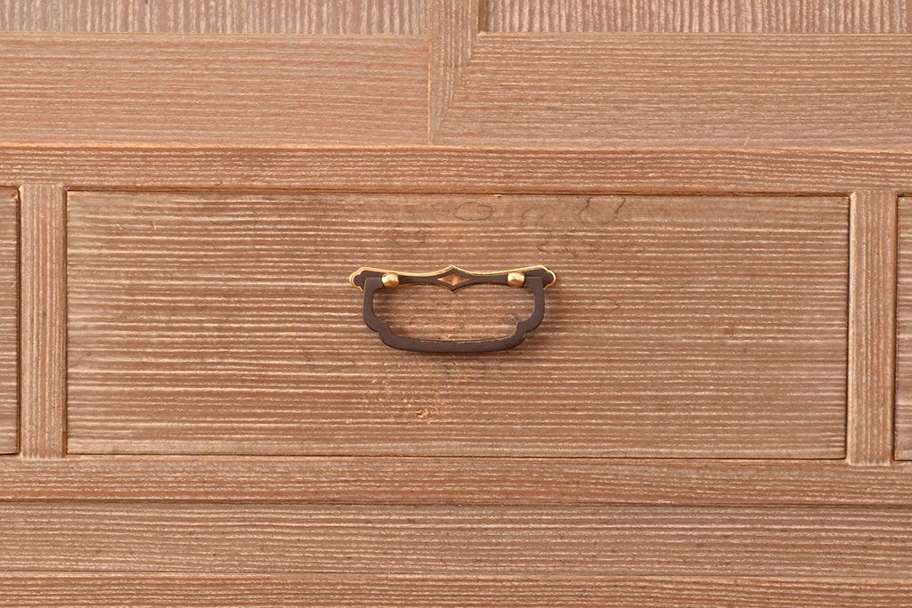 中古　柾目造り　衣装盆の透かし彫りが魅力!高級感と上品さを併せ持つ国産の桐箪笥(衣装箪笥、着物箪笥、引き出し、和タンス、桐たんす)(定価約110万円)(R-048667)