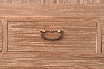 中古　柾目造り　衣装盆の透かし彫りが魅力!高級感と上品さを併せ持つ国産の桐箪笥(衣装箪笥、着物箪笥、引き出し、和タンス、桐たんす)(定価約110万円)(R-048667)