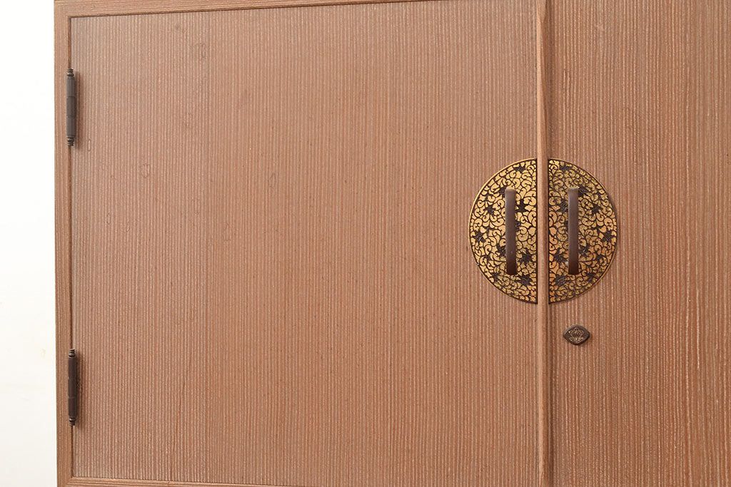 中古　柾目造り　衣装盆の透かし彫りが魅力!高級感と上品さを併せ持つ国産の桐箪笥(衣装箪笥、着物箪笥、引き出し、和タンス、桐たんす)(定価約110万円)(R-048667)