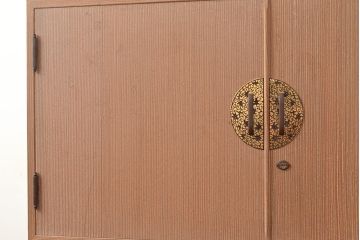 中古　柾目造り　衣装盆の透かし彫りが魅力!高級感と上品さを併せ持つ国産の桐箪笥(衣装箪笥、着物箪笥、引き出し、和タンス、桐たんす)(定価約110万円)(R-048667)