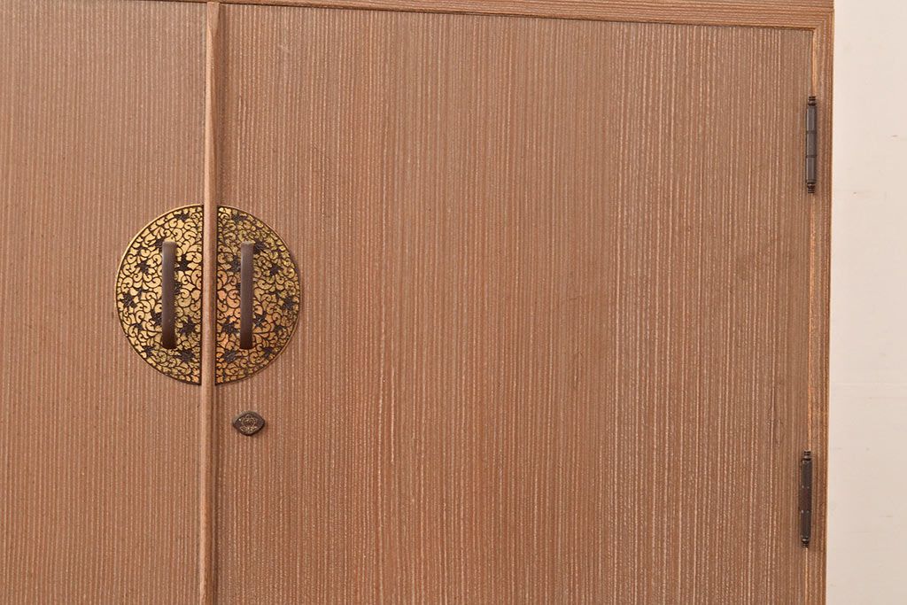 中古　柾目造り　衣装盆の透かし彫りが魅力!高級感と上品さを併せ持つ国産の桐箪笥(衣装箪笥、着物箪笥、引き出し、和タンス、桐たんす)(定価約110万円)(R-048667)