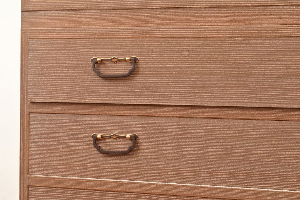 中古　柾目造り　衣装盆の透かし彫りが魅力!高級感と上品さを併せ持つ国産の桐箪笥(衣装箪笥、着物箪笥、引き出し、和タンス、桐たんす)(定価約110万円)(R-048667)