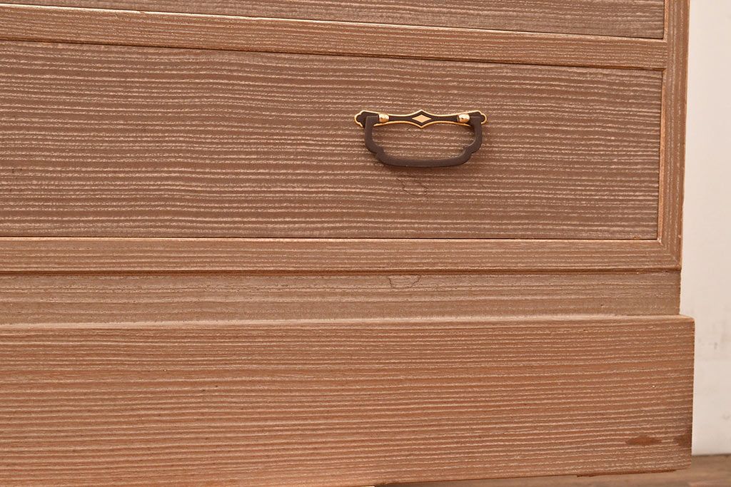 中古　柾目造り　衣装盆の透かし彫りが魅力!高級感と上品さを併せ持つ国産の桐箪笥(衣装箪笥、着物箪笥、引き出し、和タンス、桐たんす)(定価約110万円)(R-048667)