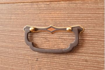 中古　柾目造り　衣装盆の透かし彫りが魅力!高級感と上品さを併せ持つ国産の桐箪笥(衣装箪笥、着物箪笥、引き出し、和タンス、桐たんす)(定価約110万円)(R-048667)