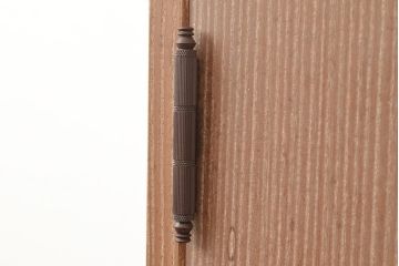 中古　柾目造り　衣装盆の透かし彫りが魅力!高級感と上品さを併せ持つ国産の桐箪笥(衣装箪笥、着物箪笥、引き出し、和タンス、桐たんす)(定価約110万円)(R-048667)